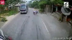 Insiden menegangkan terjadi, di mana seorang balita dengan santainya menyebrangi jalan sendirian saat dua truk hendak melintas.
