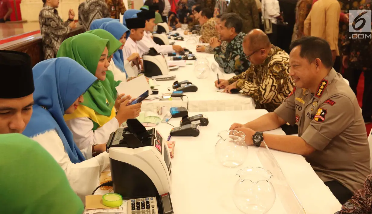 Kapolri Jenderal Tito Karnavian saat melakukan pembayaran Zakat di Istana Negara, Jakarta, Senin (28/5). Sekitar 300 pejabat kementerian/lembaga tinggi negara dan direksi BUMN melakukan pembayaran zakat melalui Baznas . (Liputan6.com/Angga Yuniar)