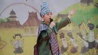 Kevin menyanyi dalam peringatan hari jadi sekolah Mahabodhi Vidya yang ke-4 sekaligus perayaan Hari Kartini.