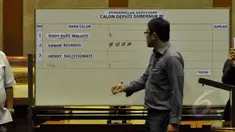 Petugas mencatat perolehan suara dalam voting pemilihan Deputi Gubernur Bank Indonesia yang dilakukan Komisi XI di Jakarta, Senin (20/4/2015). Komisi XI menyetujui Erwin Rijanto sebagai Deputi Gubernur BI yang baru. (Liputan6.com/Andrian M Tunay)