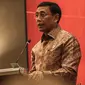 Menko Polhukam Wiranto memberikan sambutan pada kegiatan Outlok 2017 atau Refleksi Akhir Tahun yang diselenggarakan oleh DKPP di Jakarta, Rabu (14/12). Dalam kegiatan itu dilakukan proyeksi kinerja‎ DKPP tahun 2017. (Liputan6.com/Faizal Fanani)