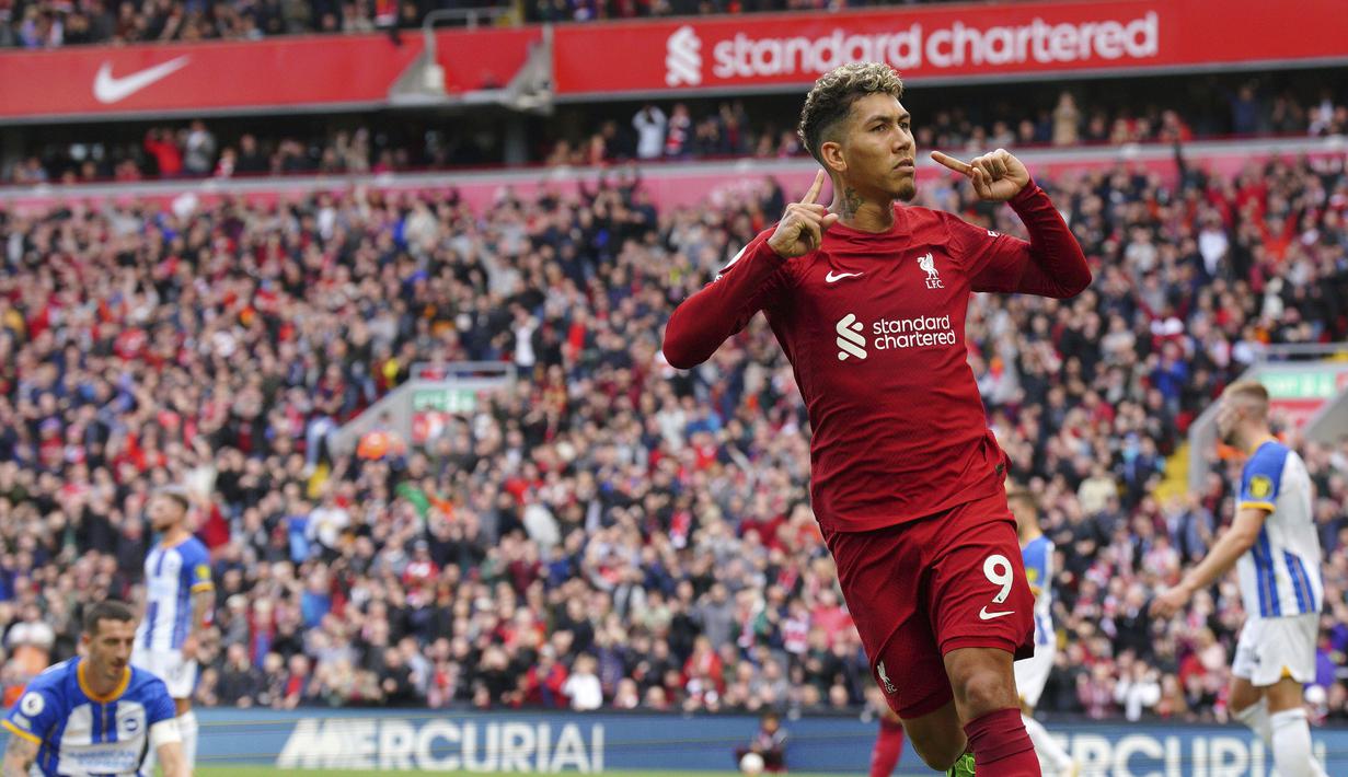 Liverpool akhirnya bisa memangkas ketertinggalan dengan mencetak gol pertama pada menit ke-33. Gol dicetak Roberto Firmino usai memanfaatkan umpan Mohamed Salah. Meski sempat ditinjau VAR, gol akhirnya tetap disahkan setelah Mohamed salah dinyatakan dalam posisi on-side sebelum melepaskan umpan. Skor 1-2 pun menutup jalannya babak pertama. (PA via AP/Peter Byrne)
