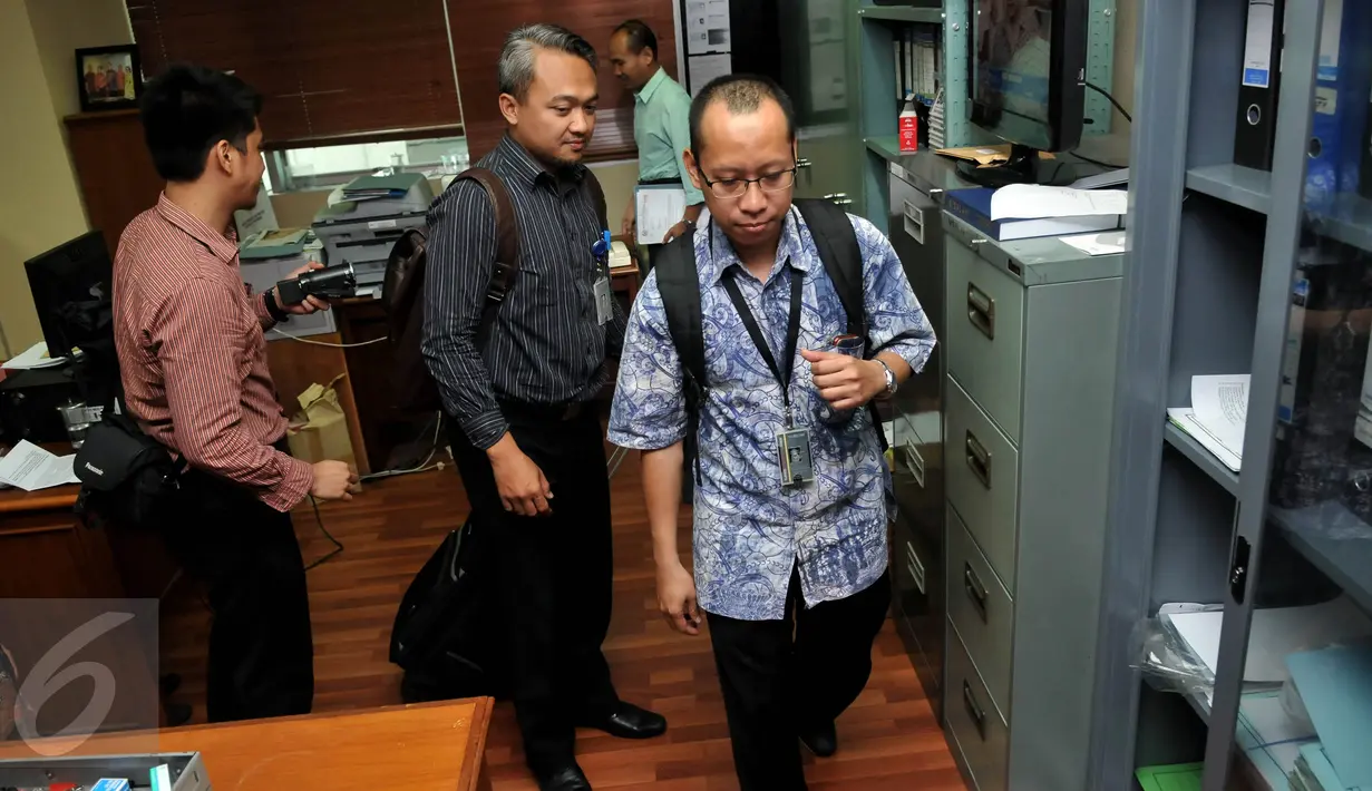 Penyidik KPK membawa koper berisi barang bukti usai penggeledahan ruang kerja F-Partai Hanura Dewie Yasin Limpo di Jakarta, Rabu (21/10). Penggeledahan terkait operasi tangkap tangan KPK terhadap Dewie pada Selasa (20/10) malam. (Liputan6.com/Johan Tallo)
