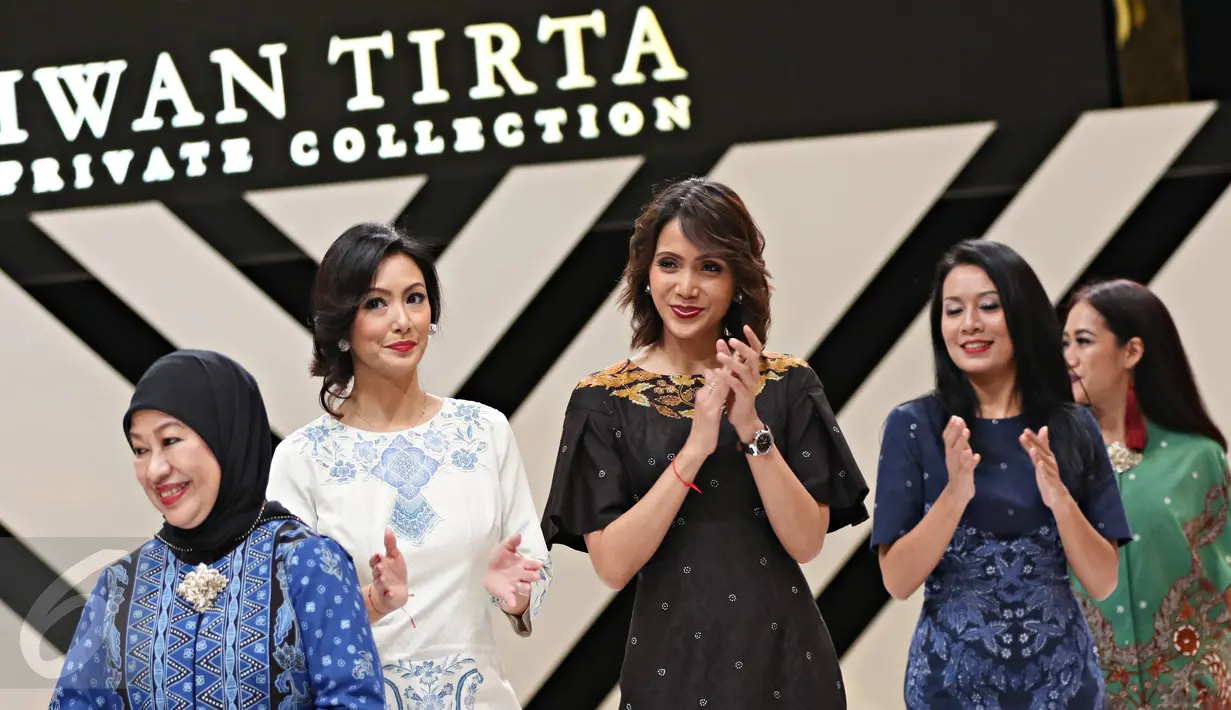 Sejumlah wanita terpilih mengenakan busana Iwan Tirta Private Collection, Senayan City, Jakarta, (20/4). Kartini masa kini yang telah memberikan inspirasi kepada wanita Indonesia untuk dapat berkarya demi kemajuan bangsa. (Liputan6.com/Immanuel Antonius)