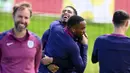 Pemain Timnas Inggris, Jude Bellingham bercanda dengan Ivan Toney saat sesi latihan menjelang laga final Euro 2024 melawan Spanyol di Blankenhain, Jerman, Sabtu (13/07/2024) WIB. (AP Photo/Robert Michael)