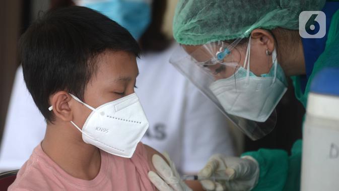 Tenaga kesehatan menyuntikkan vaksin COVID-19 pada warga Kelurahan Malaka Jaya di RPTRA Bunga Rampai, Jakarta, Jumat (9/7/2021) (merdeka.com/Imam Buhori)