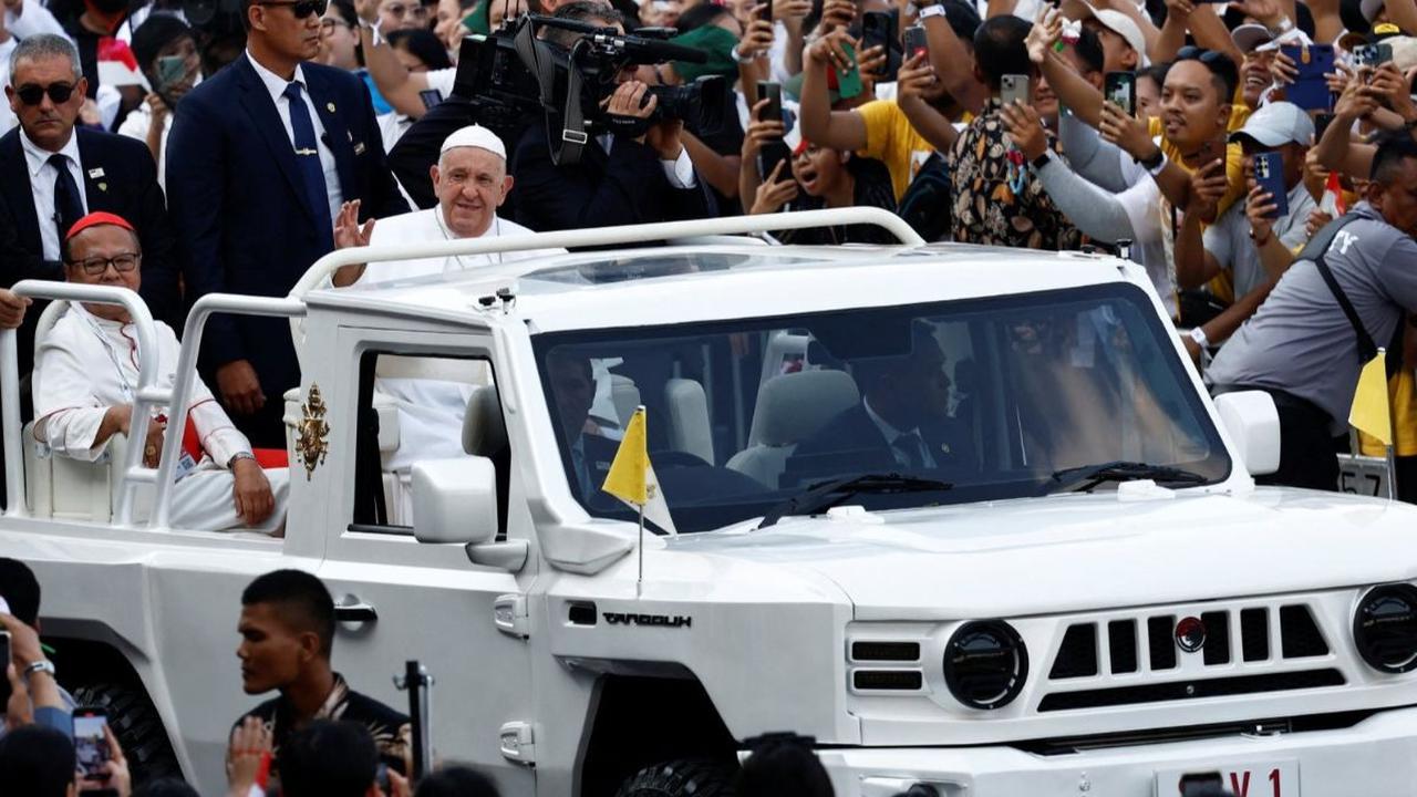 Pemimpin Tertinggi Gereja Katolik Sedunia, Paus Fransiskus melambaikan tangan dari atas kendaraan taktis Maung MV3 buatan PT Pindad saat menyapa para jemaat Misa Suci di Stadion Gelora Bung Karno (GBK), Jakarta, Kamis (5/9/2024). Misa akbar yang dipimpin 