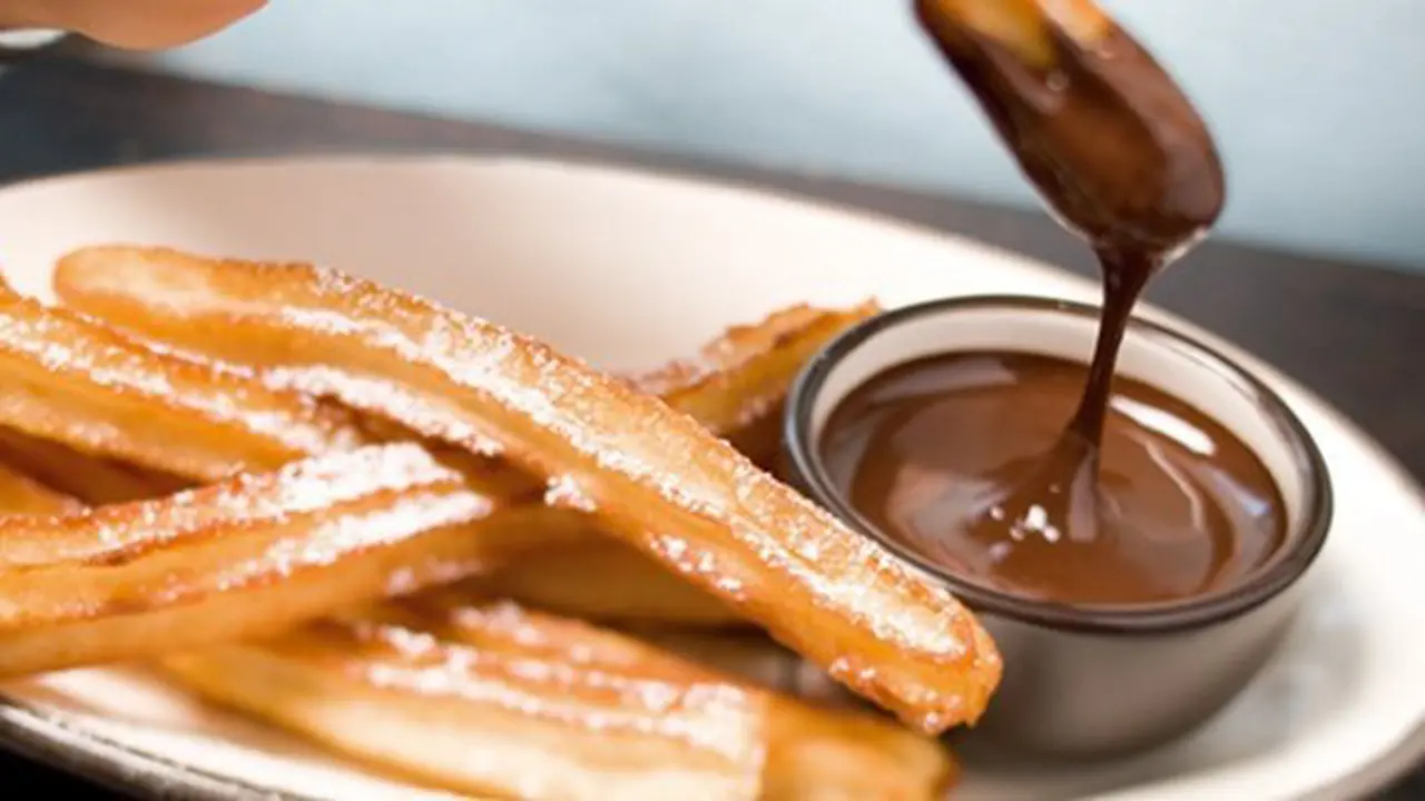 Churros makanan kekinian yang disukai banyak orang/copyright: imno