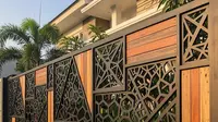 7 Ide Pagar Besi Kombinasi Kayu Daur Ulang, Tampilan Rustic Modern yang Ramah Lingkungan