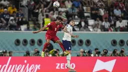Bek Inggris, Kieran Trippier berebut bola udara dengan pemain Iran, Milad Mohammadi selama pertandingan grup B Piala Dunia 2022 Qatar di Stadion Internasional Khalifa di Doha, Qatar, Senin (21/11/2022). Dengan kemenangan ini, Inggris berada di puncak klasemen dengan tiga poin. (AP Photo/Martin Meisner)