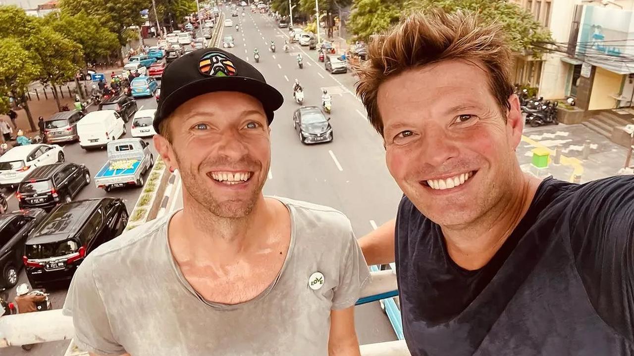 2. Vokalis Coldplay, Chris Martin Sempatkan Nyeker Keliling Jakarta Sebelum Konser
