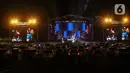 Suasana konser New Live Experience 2020 pada hari kedua di Parkir Barat JIExpo Kemayoran, Jakarta, Minggu (30/8/2020). Konser musik dengan konsep drive-in tersebut digelar dengan menerapkan protokol kesehatan untuk mencegah penyebaran COVID-19. (Liputan6.com/Faizal Fanani)
