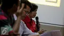 Direktur LBH Jakarta Alghiffari Aqsa bersama persatuan rakyat Jakarta menggelar konferensi pers di kantor LBH Jakarta, Jum'at (11/6/2015). Mereka menolak keras peraturan gubenur Jakarta No 228 Tahun 2015 . (Liputan6.com/Faizal Fanani)