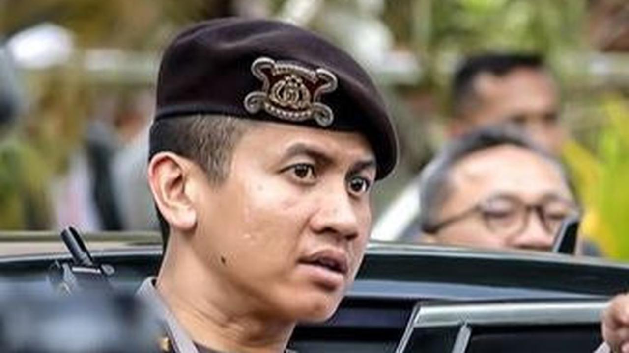 Potret terbaru Kompol Syarif dengan beberapa Capaja ini sontak mencuri perhatian publik. Berbagai komentar pun membanjiri unggahan tersebut. <br>