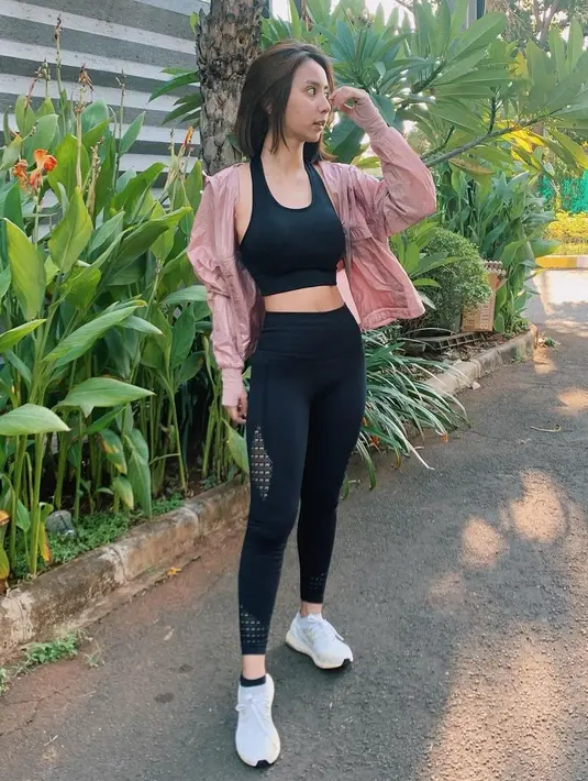 Tak hanya waktu santai saja, Clairine juga mengenakan outfit yang mengekspos pinggangnya ketika berolahraga. (Foto: instagram.com/clairineclay)