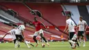 Gelandang Manchester United, Paul Pogba, berusaha melewati pemain Sheffield United pada laga Premier League di Stadion Old Trafford, Rabu (24/6/2020). Manchester United menang dengan skor 3-0. (AP/Michael Steele)