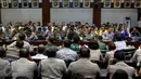 Suasana rapat tertutup yang dilakukan oleh anggota kepolisian Polda Metro Jaya, Jakarta, Selasa (13/10/2015). Rapat membahas tempat digelarnya final piala presiden.(Liputan6.com/Yoppy Renato)