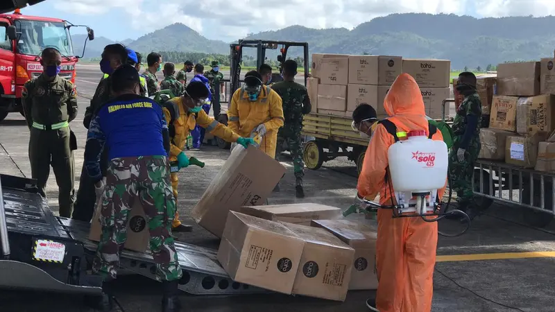 Ribuan APD dan masker tiba dari pemerintah pusat tiba di Lanud Sam Ratulangi Manado, Sabtu 11 April 2020.