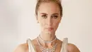 Emily Blunt, peraih nominasi “Oppenheimer” ini menata gaun Schiaparelli Haute Couture miliknya yang berkilauan dengan perhiasan dari Tiffany & Co., termasuk kalung berlian tiga lapis dengan berat lebih dari 60 karat, kalung berkilau, kancing klasik, dan cincin berhiaskan berlian potongan buah pir. lebih dari 10 karat. Kalungnya sendiri terbuat dari hampir 700 batu berharga. [@tiffanyandco]