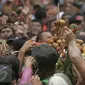 Ratusan warga berebut mendapatkan segala isi dari enam Gunungan Grebeg Mulud di halaman Masjid Agung, Surakarta, Kamis (24/12). Keluarnya gunungan menandai puncak acara Sekaten yang digelar untuk peringatan Maulid Nabi Muhammad. (Boy Harjanto)