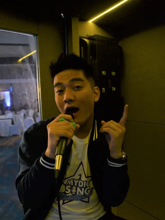 Boy William saat mencoba Aplikasi Pocket Family Karaoke
