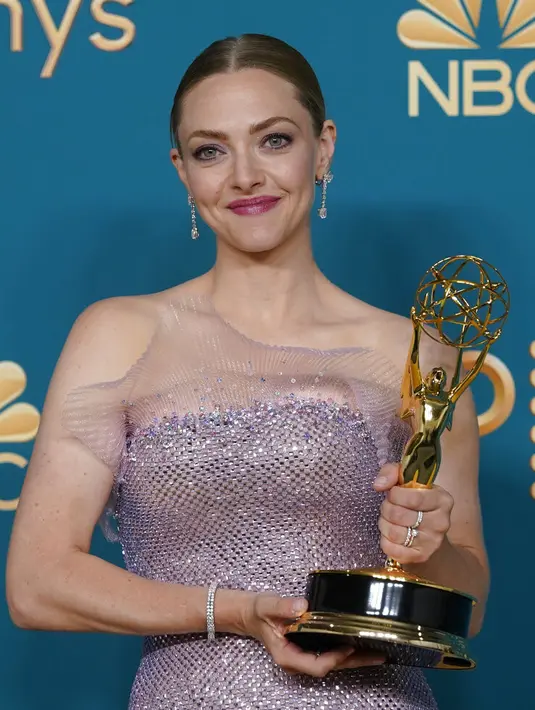 Amanda Seyfried dalam Emmy Awards 2022. (Foto: AP Photo/Jae C. Hong)