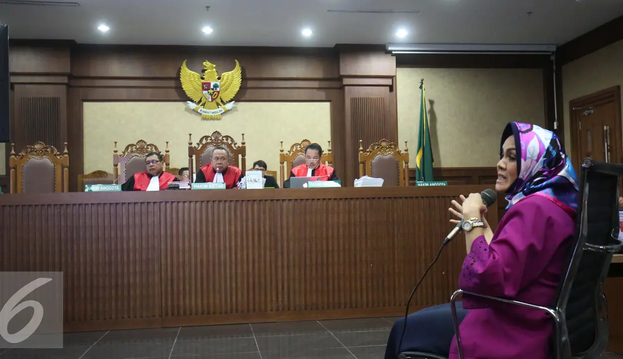 Ahli Psikologi UI, Dewi Taviana memberi kesaksian saat sidang ke-22, kasus kematian Mirna Wayan Salihin di Pengadilan Negeri Jakarta Pusat, Jakarta, Senin (19/9). (Liputan6.com/Helmi Afandi)