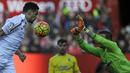 Bek Sevilla, Thimothee Kolodziejcak, berebut bola dengan kiper Las Palmas, Javi Varas, pada laga La Liga di Stadion Ramon Sanchez Pizjuan, Spanyol, Minggu (14/2/2016). Sevilla berhasil menaklukan Las Palmas 2-0. (AFP/Cristina Quicler)