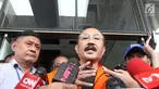 Mantan pengacara Setya Novanto, Fredrich Yunadi memberi keterangan kepada awak media usai diperiksa di gedung KPK, Jakarta, Sabtu (13/1). Fredrich Yunadi sebelumnya ditangkap KPK pada Jumat (12/1) malam. (LIputan6.com/Pool/Dedy)