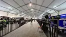 Suasana paddock Sirkuit Samota, dibuat dengan tenda besar dan terdapat puluhan pendingin di dalam ruangan. Cuaca di Samota berkisar 32-36 derajat celcius. (Bola.com/Wiwig Prayugi)