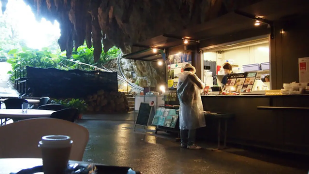 Cave Cafe, Sensasi Menikmati Secangkir Kopi  di Dalam Gua 