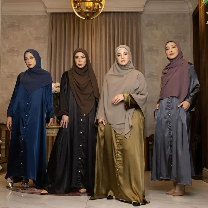 6 Gaya Geng Artis Natasha Rizky-Nina Zatulini Dibalut Gamis Elegan yang Bisa jadi Inspirasi Outfit Bukber