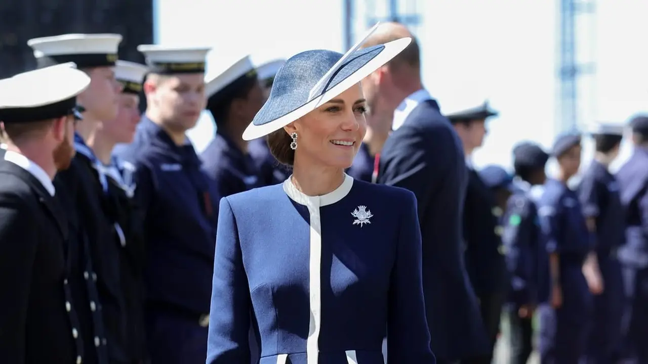 Tampilan Elegan Penuh Sentimental dari Kate Middleton dengan Dress Bergaya Maritim dan Perhiasan Putri Diana