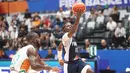 Pebasket Prancis, Sylvain Francisco, saat melawan Pantai Gading pada pertandingan FIBA World Cup 2023 di Indonesia Arena, Sabtu (2/9/2023). Prancis menang dengan skor 87-77. (Bola.com/M Iqbal Ichsan)