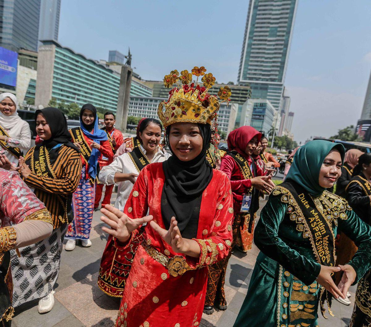 Perayaan HUT ke-78 RI pada tahun ini mengusung tema yang memiliki makna mencerminkan
semangat juang, dan kerja keras dalam membangun Indonesia lebih baik lagi.