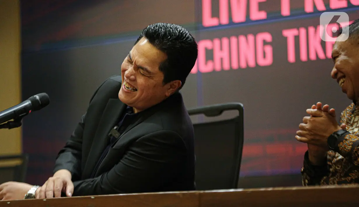Ekspresi Ketua Umum PSSI Erick Thohir (kiri) dan Wakil Ketua Umum PSSI Zainudin Amali (kanan) saat menyampaikan keterangan pers terkait penjualan tiket Timnas Indonesia melawan Argentina. (Liputan6.com/Faizal Fanani)