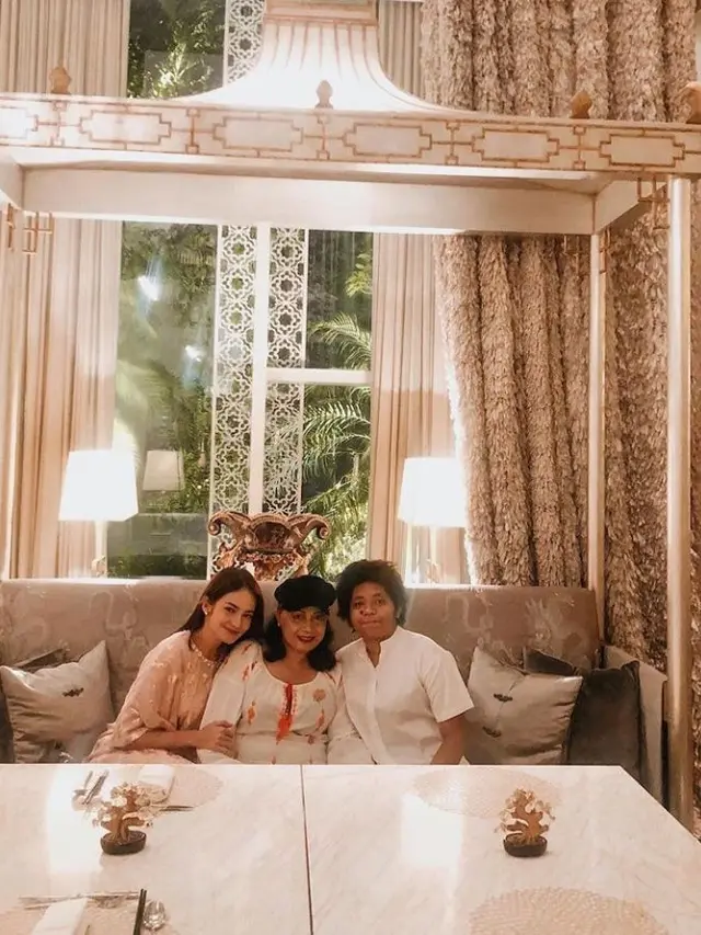 6 Potret Kedekatan Enzy Storia dan Sang Ibu, Selalu Kompak