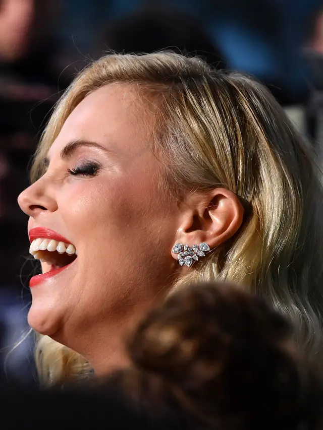 Charlize Theron Pilih Pakai Bra di Karpet Merah