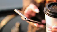 Ilustrasi: sekarang ini banyak pengguna smartphone menggunakan perangkatnya untuk membaca berita (sumber: thenewshacker.com)