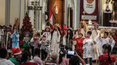 Anak-anak memerankan operet yang menceritakan kelahiran Yesus Kristus saat Misa Keluarga di Gereja Katedral, Jakarta, Rabu (25/12/2024). (Liputan6.com/Angga Yuniar)