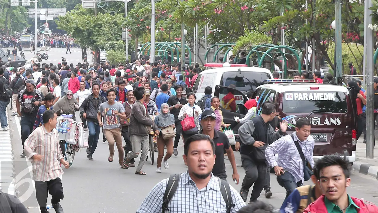 20160114-Awak Media Lari Kocar-kacir di Sarinah-Jakarta