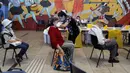 Sepasang suami istri lansia menerima suntikan BioNtech Pfizer COVID-19 sebagai booster di Santiago, Chile, 7 Februari 2022. Di tengah gelombang COVID-19, Chile memulai vaksinasi dosis keempat untuk warga di atas usia 55 tahun. (JAVIER TORRES/AFP)
