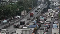 Kepadatan arus kendaraan saat melintas di Tol Dalam Kota, Jakarta, Kamis (7/6). Kepadatan arus mudik diperkirakan akan dimulai pada H-6 Lebaran atau Sabtu (9/6) besok di ruas Tol Jagorawi dan ruas Jakarta-Cikampek. (Merdeka.com/Iqbal S. Nugroho)