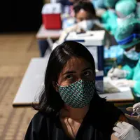 Karyawan Kapanlagi Youniverse (KLY) mengikuti vaksinasi COVID-19 di Hall SCTV Tower, Senayan City, Jakarta, Jumat (4/6/2021). Grup Emtek berharap kegiatan vaksinasi ini dapat mendukung pemerintah dalam menciptakan kekebalan komunal (herd immunity). (Liputan6.com/Johan Tallo)