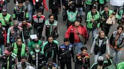 Pengemudi ojek online yang tergabung dalam Koalisi Ojol Nasional melakukan longmarch untuk menggelar aksi di depan Gedung DPR RI, Jakarta, Senin (29/8/2022). Ratusan pengemudi ojek online tersebut menuntut beberapa hal di antaranya payung hukum dan legalitas profesi ojek online serta revisi potongan komisi pendapatan mitra. (Liputan6.com/Faizal Fanani)