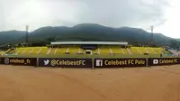 Stadion Gawalise dengan latar belakang pemandangan Pegunungan Gawalise di Palu. (Bola.com/Robby Firly)