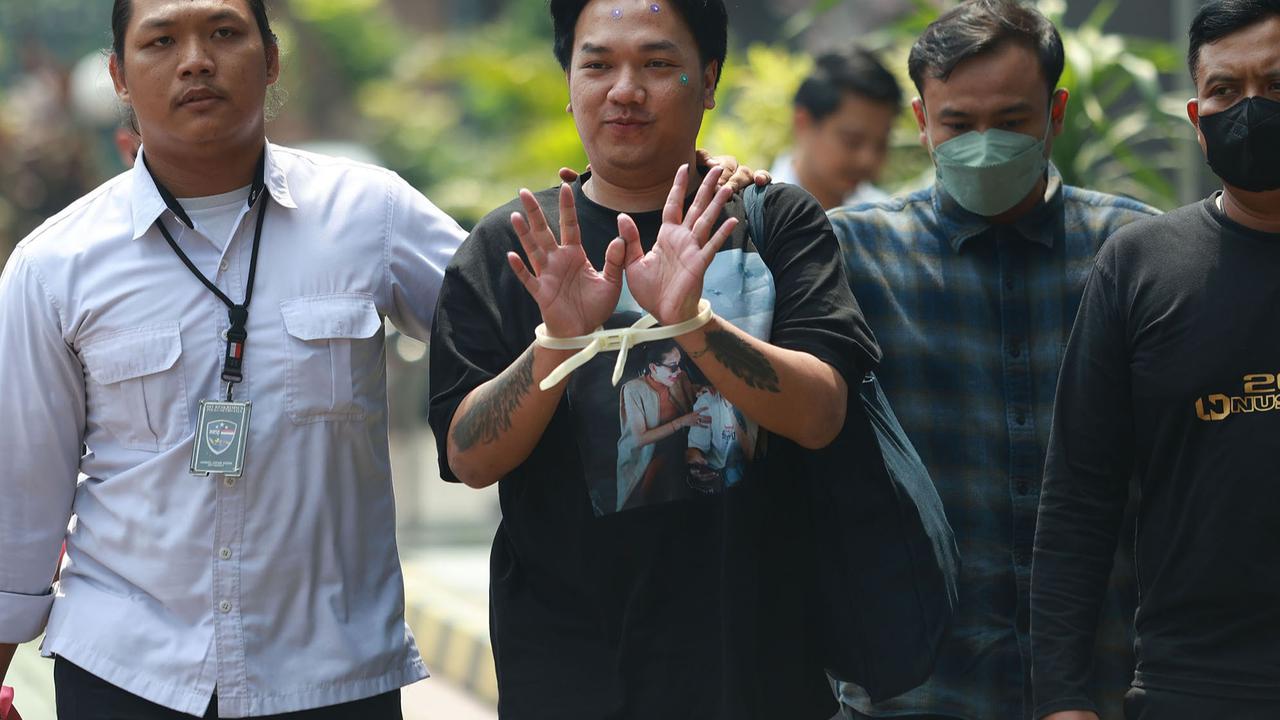 FOTO: Nikita dan Asistennya Mail Diserahkan ke Kejari Jakarta Selatan
