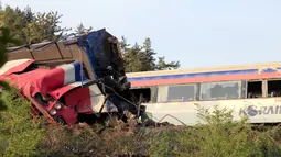 Sebuah gerbong terlempar ke luar jalur akibat kereta penumpang tergelincir di kota pelabuhan selatan Yeosu, Korea Selatan, Jumat (22/4). Kecelakaan itu menyebabkan masinis tewas dan delapan penumpang luka-luka. (Hwang Hee-kyu/News1 via REUTERS)