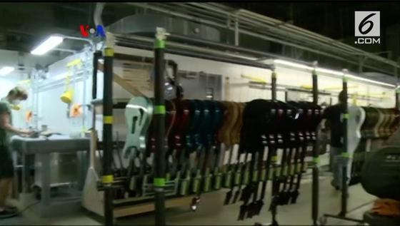 VIDEO: Perusahaan Gitar Multinasional Pertahankan Pabrik di AS