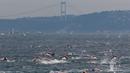 Ratusan atlet renang mengikuti lomba renang dari Asia hingga Eropa di Selat Bosphorus ke-30, Istanbul, Turki, (22/7). Lebih dari 2.000 peserta terjun dari feri dan berenang sejauh sekitar 6,5 km di acara tersebut. (AP Photo/Lefteris Pitarakis)